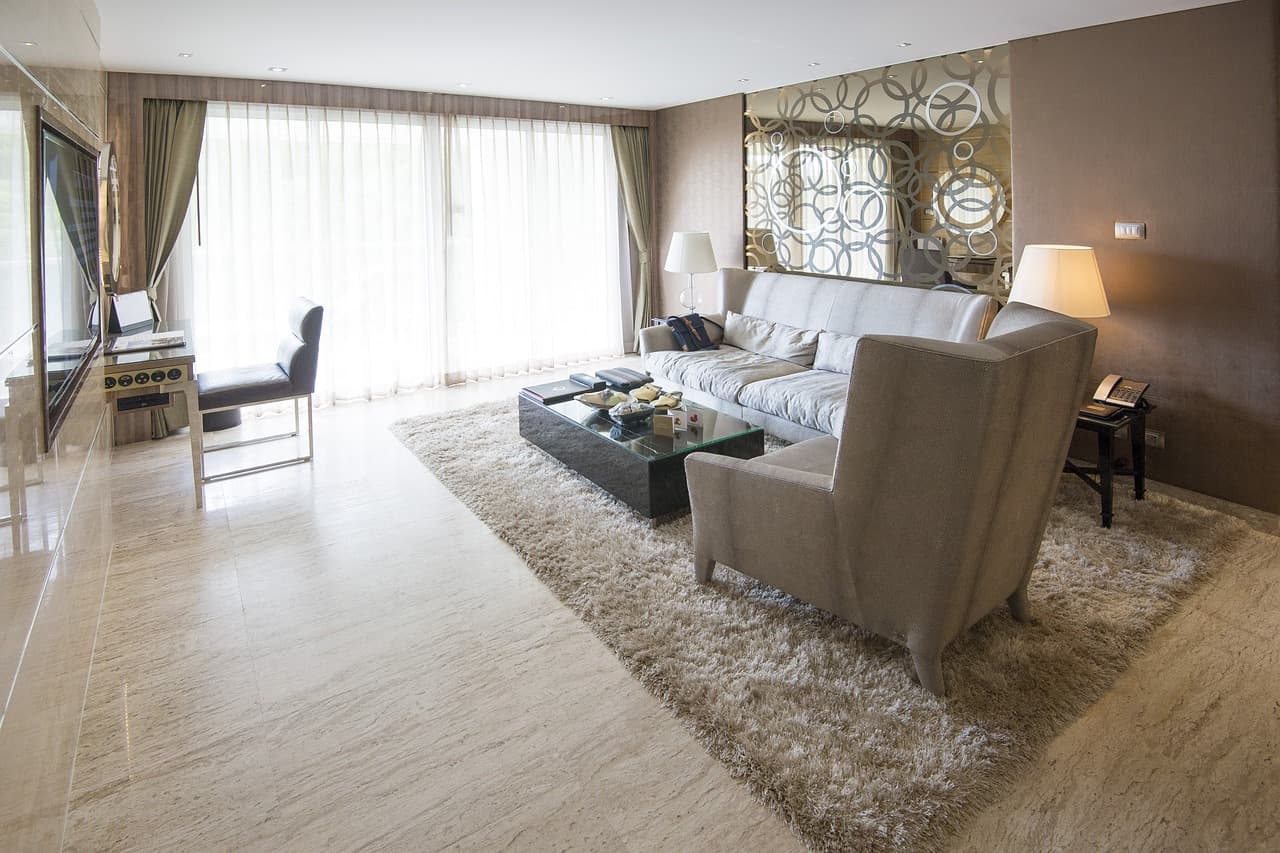 바닥과 가구가 정돈된 청소 완료 현장