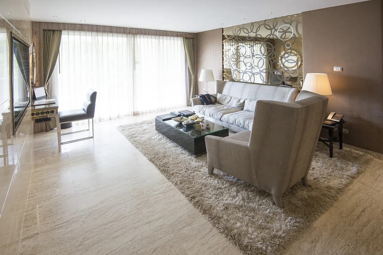 바닥과 가구가 정돈된 청소 완료 현장