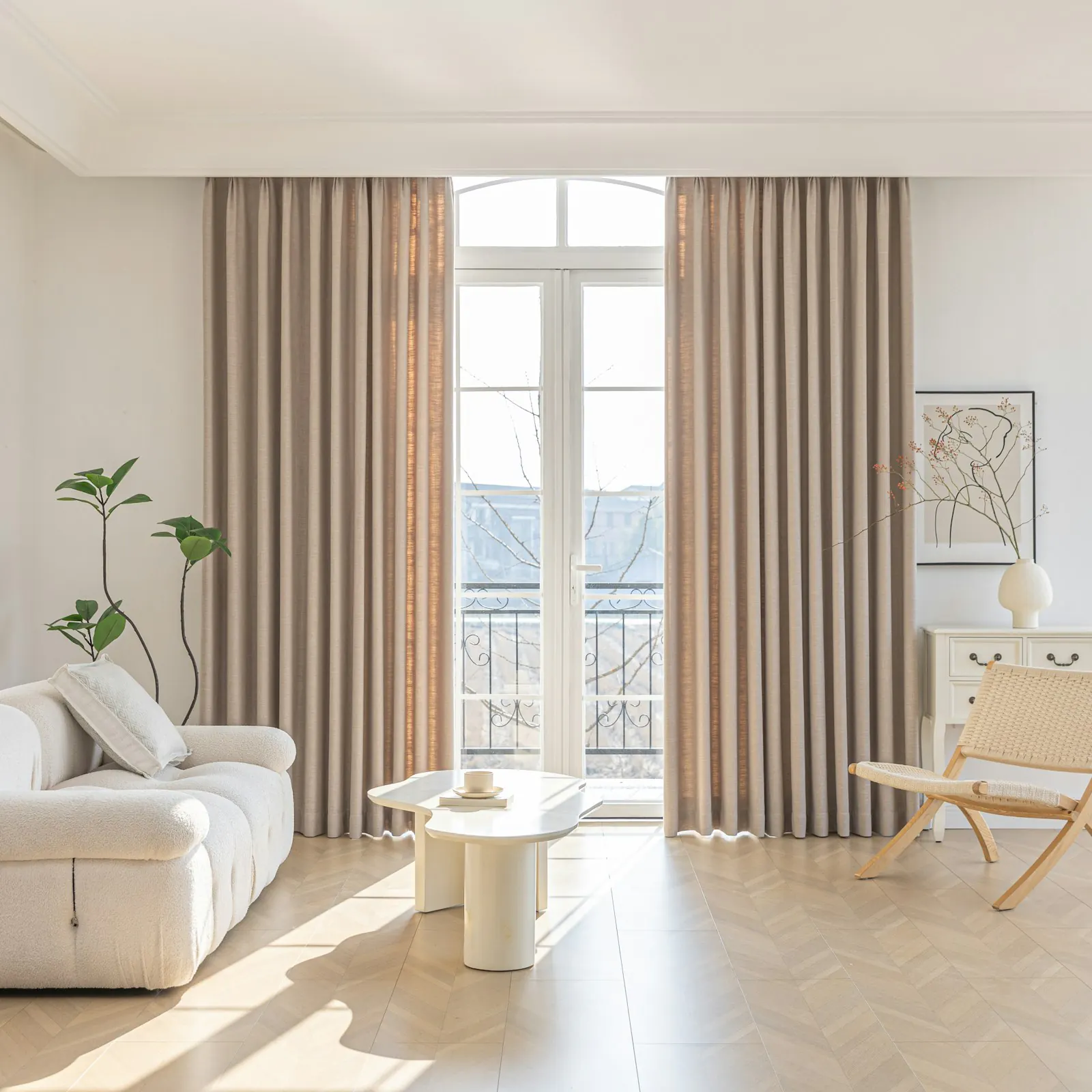 자연광이 들어오는 밝은 거실 인테리어